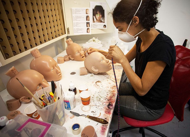 Makeup of silicone heads with airbrush