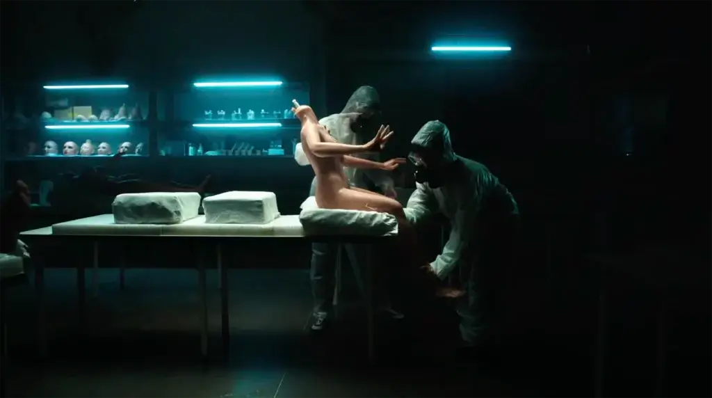 Scène du clip de Fihn tournée dans l’atelier 4Woods Europe, représentant le travail des artisans sur une poupée en silicone.